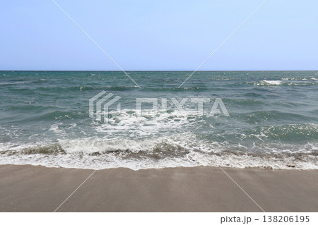 春の湘南海岸、静かな波と青空のビーチ風景 138206195