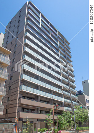 高層マンションとさわさかな青空 138207544