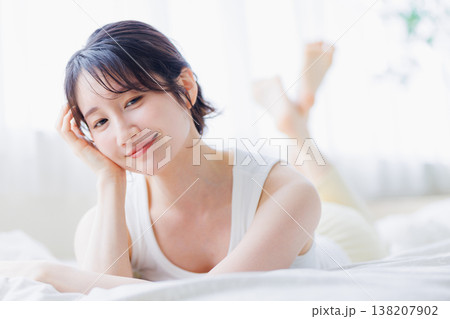 ベッドでくつろぐ若い女性 138207902