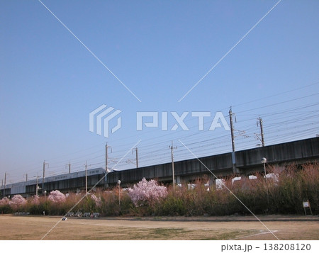 走る走る「E7系/W7系」北陸新幹線(2015.3.30) 春の熊谷市運動公園を通過 サッカー場と桜 走る走る「E7系/W7系」北陸新幹線(2015.3.30) 春の熊谷市運動公園を通過 サッカー場と桜 138208120