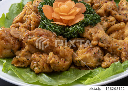 鶏の唐揚げ にんじん飾り切り・パセリ・レタス添え 中華風鶏料理の豪華な盛り付け 鶏の唐揚げ にんじん飾り切り・パセリ・レタス添え 中華風鶏料理の豪華な盛り付け 138208122