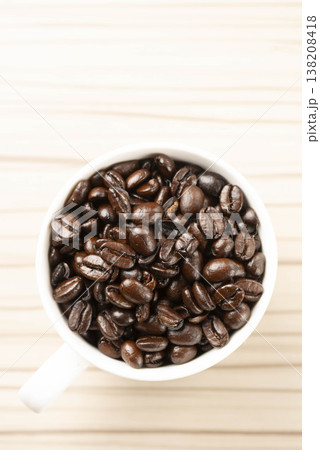 コーヒー豆の白いカップ コーヒー豆の白いカップ 138208418