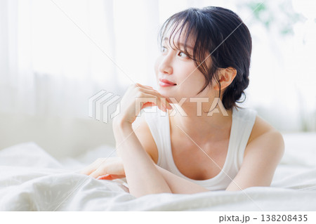 ベッドでくつろぐ若い女性 138208435