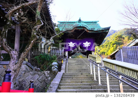 日本三景宮島 大聖院の山門と石段 風情ある参道風景(広島県) 日本三景宮島 大聖院の山門と石段 風情ある参道風景(広島県) 138208439