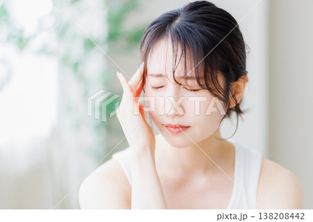 寝起きに気分が優れない女性 頭痛 体調不良 寝起きに気分が優れない女性 頭痛 体調不良 138208442