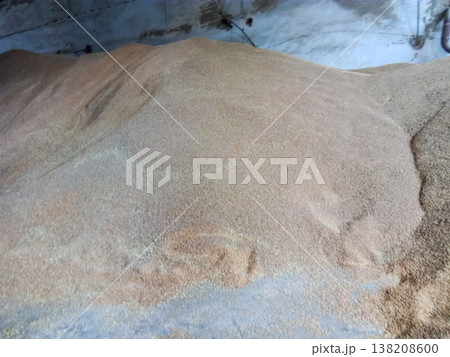 Heap of grains of barley and wheat in stock 138208600