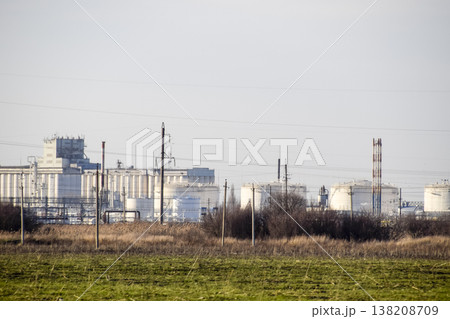 Refinery. Reservoirs for storage of refinery products. Rectification columns. Refinery. Reservoirs for storage of refinery products. Rectification columns. 138208709