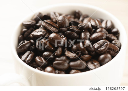 コーヒー豆の白いボウル 138208797