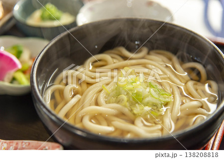 美味しいうどん。ネギがのってる。 美味しいうどん。ネギがのってる。 138208818