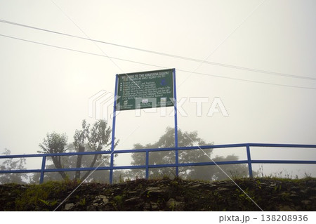 霧に包まれたトレッキングルートのスタート地点 138208936