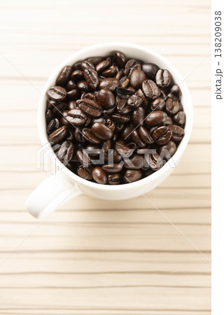 コーヒー豆、焙煎したコーヒーカップ 138209038