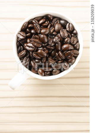 コーヒー豆、焙煎したコーヒーカップ 138209039