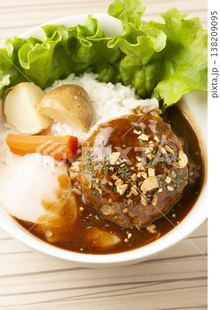 白い皿に盛り付けたシンプルなハンバーグ テーブル上 手作り感のある肉料理 洋食の定番 138209095