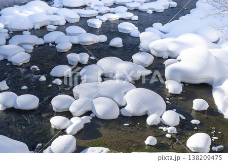 北海道定山渓温泉で見られる川の雪帽子 北海道定山渓温泉で見られる川の雪帽子 138209475