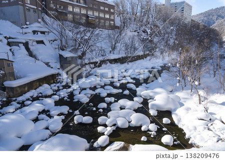 北海道定山渓温泉で見られる川の雪帽子 北海道定山渓温泉で見られる川の雪帽子 138209476