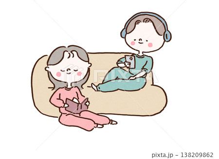 同じソファーで読書とスマホなど別々のことをしてくつろぐ男女のイラスト(パートナーシップ・同棲) 同じソファーで読書とスマホなど別々のことをしてくつろぐ男女のイラスト(パートナーシップ・同棲) 138209862