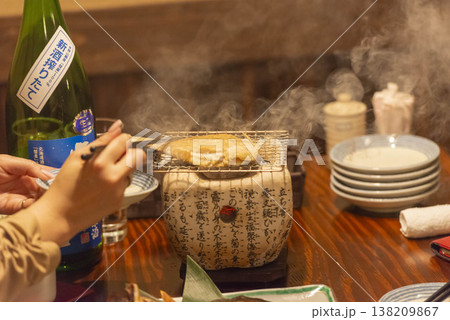 居酒屋で食事する女性 居酒屋で食事する女性 138209867