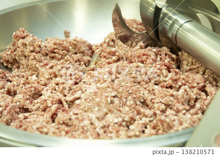 業務用ミートグラインダーでひき肉を製造するシーン 食肉加工工場 合挽き肉の製造工程イメージ 138210571