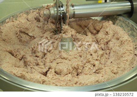 業務用ミートグラインダーでひき肉を製造するシーン 食肉加工工場 合挽き肉の製造工程イメージ 業務用ミートグラインダーでひき肉を製造するシーン 食肉加工工場 合挽き肉の製造工程イメージ 138210572