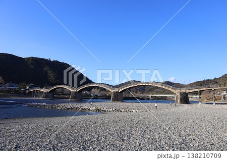 山口県岩国市の錦帯橋の遠景 山口県岩国市の錦帯橋の遠景 138210709