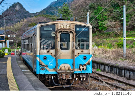 【上灘駅】に停車中の普通列車 【上灘駅】に停車中の普通列車 138211140
