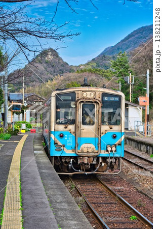 【上灘駅】に停車中の普通列車 138211248