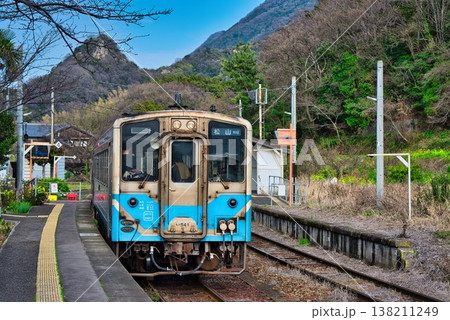 【上灘駅】に停車中の普通列車 138211249