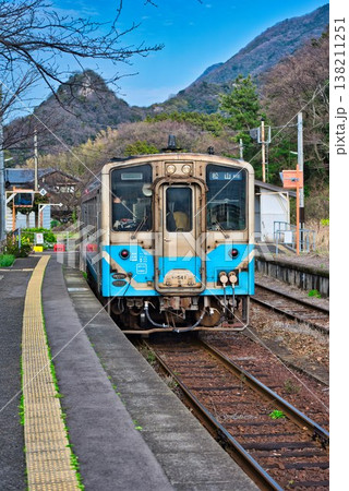 【上灘駅】に停車中の普通列車 138211251