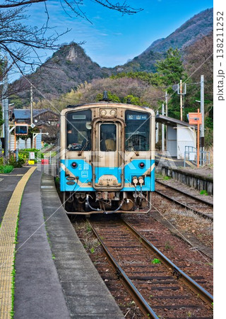 【上灘駅】に停車中の普通列車 138211252