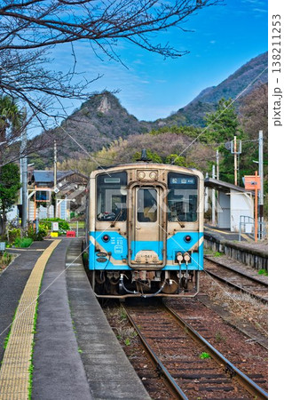 【上灘駅】に停車中の普通列車 138211253