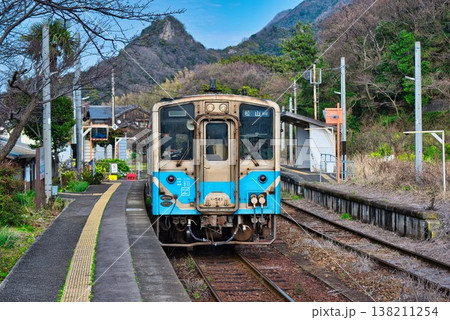 【上灘駅】に停車中の普通列車 138211254