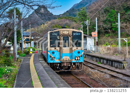 【上灘駅】に停車中の普通列車 【上灘駅】に停車中の普通列車 138211255