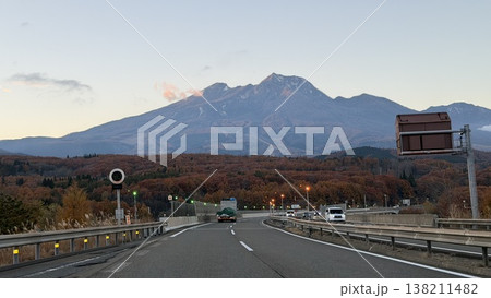 高速道路から見た妙高山の紅葉 高速道路から見た妙高山の紅葉 138211482