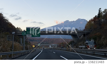 高速道路から見た妙高山の紅葉 高速道路から見た妙高山の紅葉 138211483