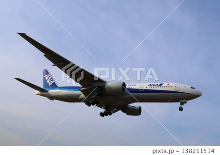 頭上を通過して着陸していく全日本空輸の飛行機 138211514