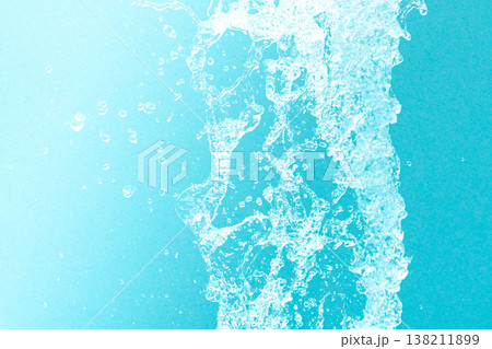 噴水の水のアップ　水滴　水色の紙との合成 138211899