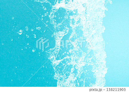 噴水の水のアップ　水滴　水色の紙との合成 138211903