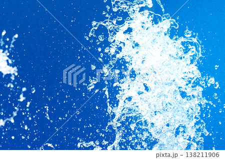 噴水の水のアップ 水滴 青色の紙との合成 噴水の水のアップ 水滴 青色の紙との合成 138211906