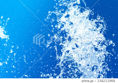 噴水の水のアップ　水滴　青色の紙との合成 138211908