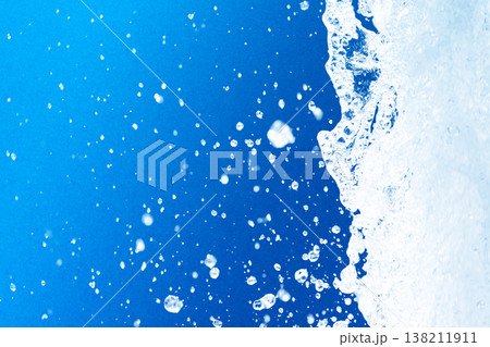 噴水の水のアップ 水滴 青色の紙との合成 噴水の水のアップ 水滴 青色の紙との合成 138211911