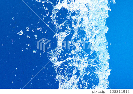 噴水の水のアップ 水滴 青色の紙との合成 噴水の水のアップ 水滴 青色の紙との合成 138211912
