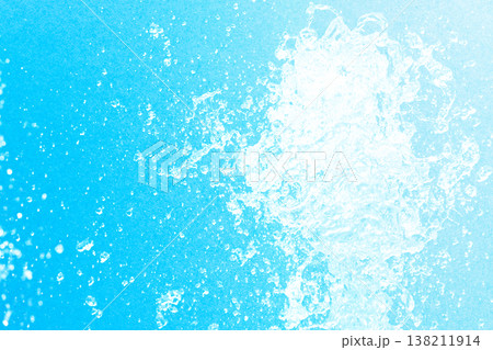 噴水の水のアップ　水滴　水色の紙との合成 138211914