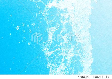 噴水の水のアップ　水滴　水色の紙との合成 138211915