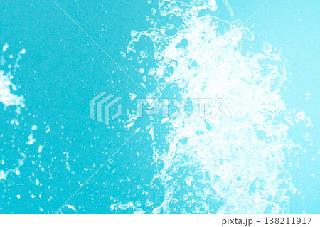 噴水の水のアップ　水滴　水色の紙との合成 138211917