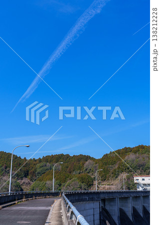布目ダム堰堤上に現れた飛行機雲 布目ダム堰堤上に現れた飛行機雲 138212228