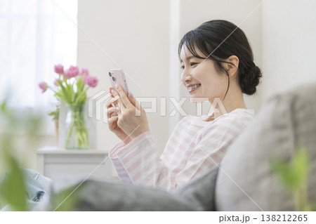 スマートフォンを操作する若い女性 スマートフォンを操作する若い女性 138212265