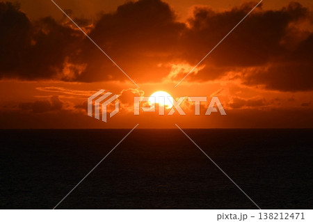 母島からの夕日 母島からの夕日 138212471
