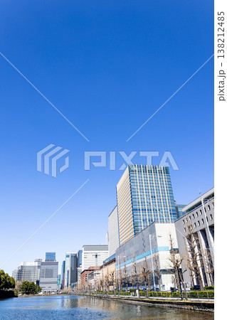 青い空に映える首都東京のビル群 青い空に映える首都東京のビル群 138212485