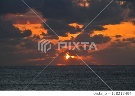 母島からの夕日 母島からの夕日 138212494