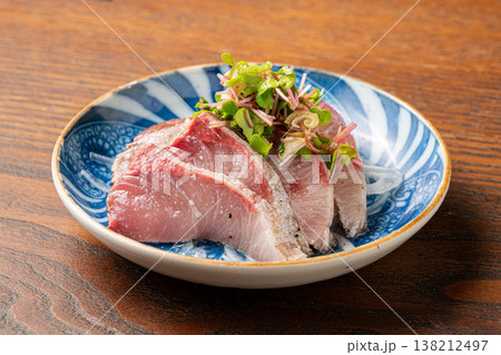 鰤の炙り塩タタキ 香ばしい炙り海鮮料理 138212497